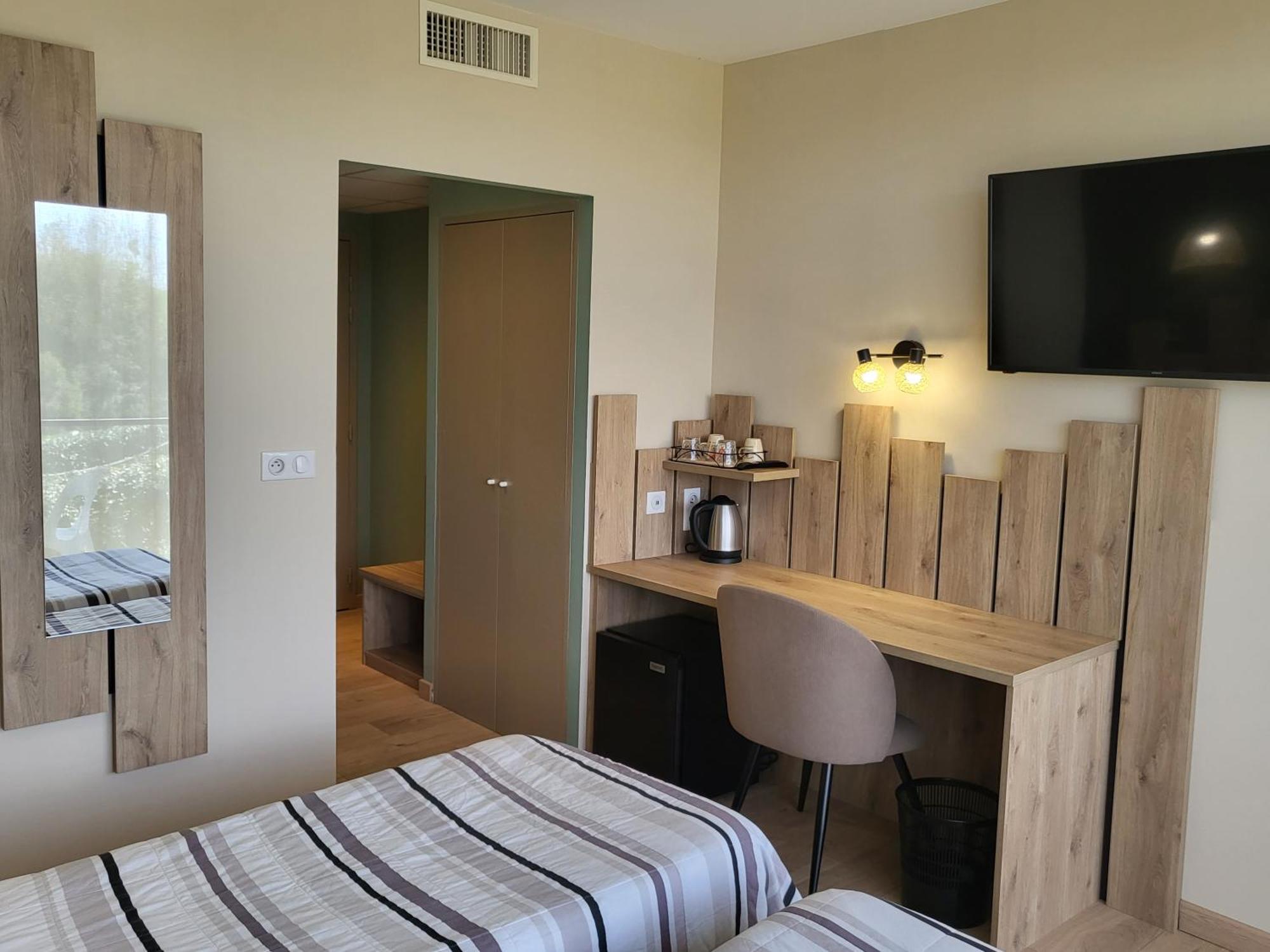 Hotel Logis Le Cadusia Chaource Habitación foto